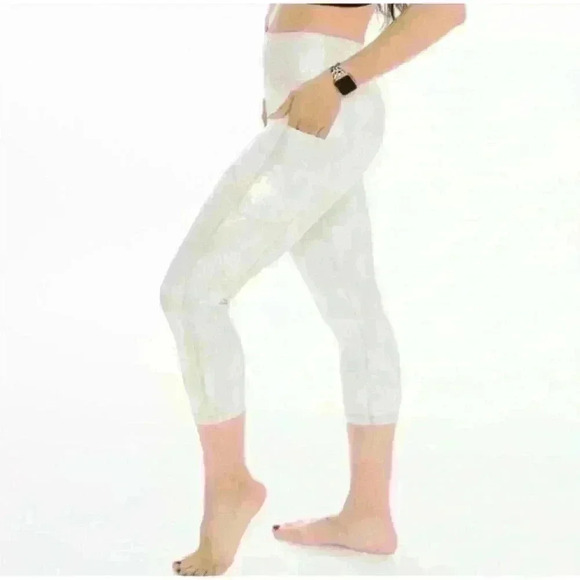 NWOT- ZYIA Silver Camo Metallic Pocket Light n Tight Hi-Rise Capri 20" Leggings - Picture 2 of 11
